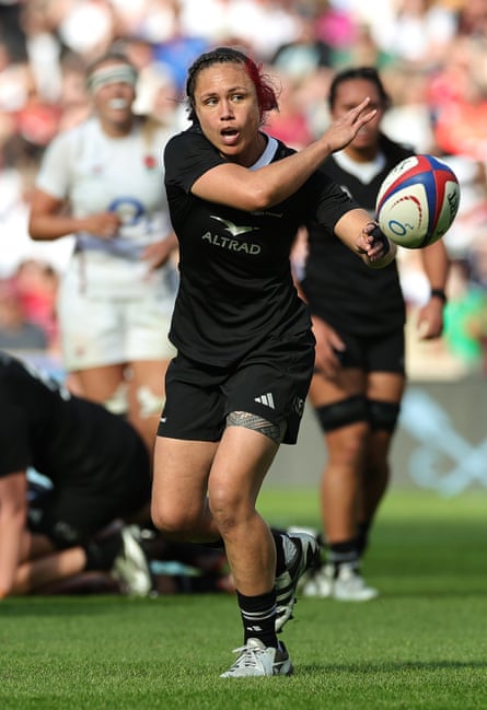 Ruby Tui passes the ball during the game against England at Twickenham in September 2024