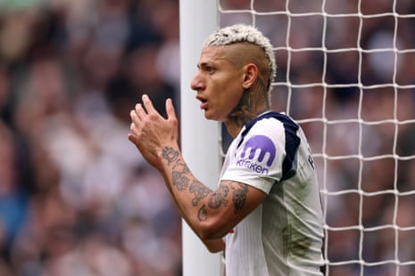 टोटेनहम हॉटस्पर के रिचर्डसन एक चूके हुए मौके पर प्रतिक्रिया करते हैं।