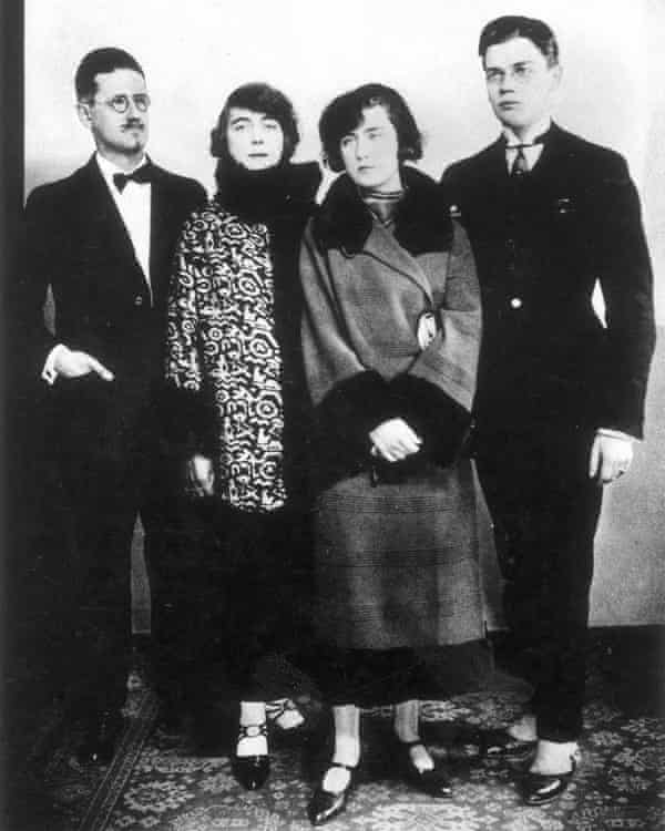 James Joyce fotografato a Parigi nel 1924 con sua moglie, Nora, e i loro figli, Lucia e George.