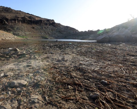 Um reservatório afetado pela seca nos arredores de Sanaa, Iêmen.