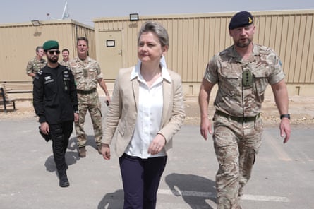 Funcionarios del gobierno británico supervisando la evacuación esfuerzos