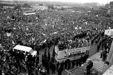 एफए कप फाइनल जीत के बाद साउथेम्प्टन में बस परेड के दौरान खचाखच भरे शहर के केंद्र का विहंगम दृश्य
