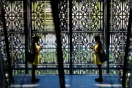 The patterns of the museum’s filigree, bronze-finished screens derive from the decorative metalwork created by African American craftsmen in cities such as New Orleans and Charleston.