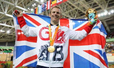 Jody Cundy celebrates on the podium with his gold medal for the men’s C4-5 1000m time trial at the 2016 Rio Paralympic Games.