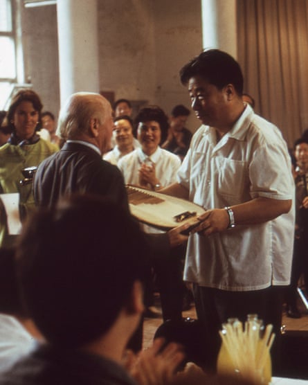 Eugene Ormandy and Li Delun, then conductor of China’s Central Philharmonic, exchange gifts.