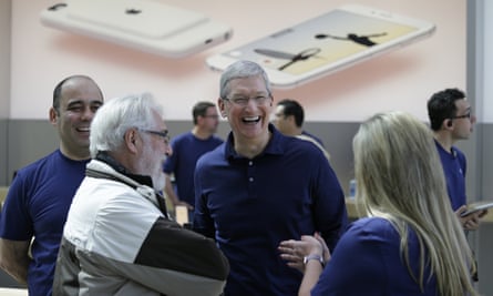 tim cook at apple store