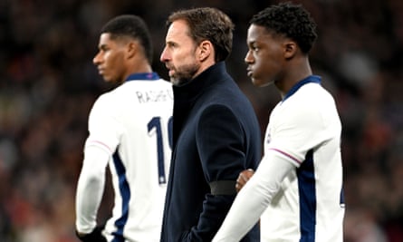 Gareth Southgate with Marcus Rashford and Kobbie Mainoo on the touchline.