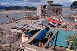 Residents of Choluteca after Hurricane Mitch ravaged their town in 1998. The storm left at least 8,000 people dead.