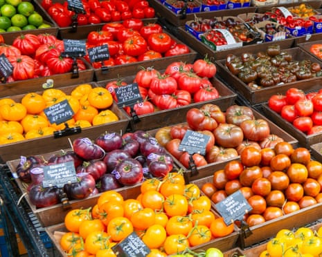 Acquirenti in un negozio di alimentari corridoio