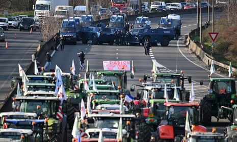 Farmers block the road in the Chilly-Mazarin district of Paris.