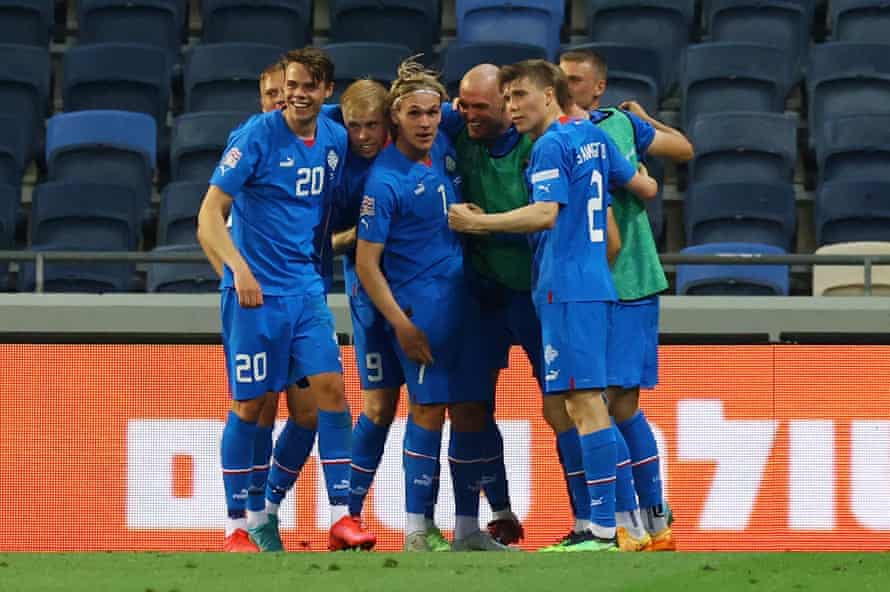 Arnor Sigurdsson pone a Islandia por delante.
