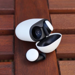 Google Pixel Buds review - open one bud out