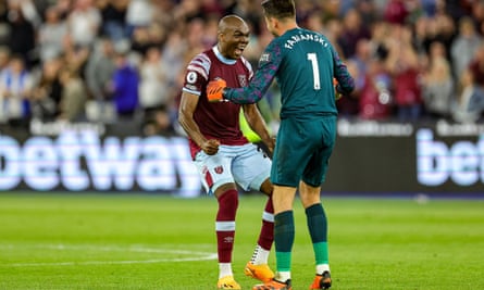 Angelo Ogbonna dan Lukasz Fabianski merayakan mengalahkan Manchester United