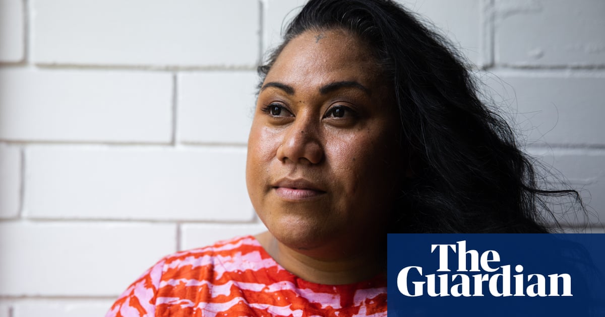 Tongane in Australië vrees die ergste te midde van 'n leemte in kommunikasie ná tsoenami - video