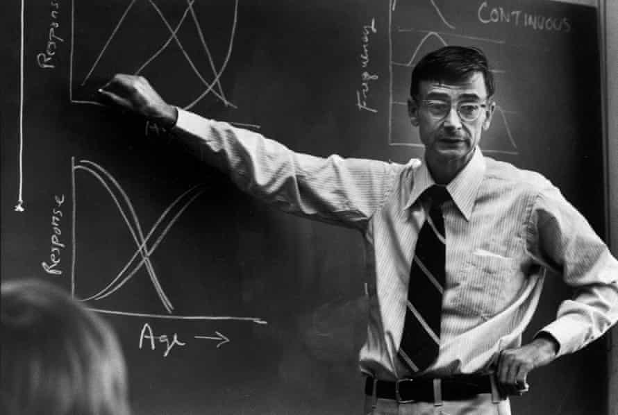 American sociobiologist E. O. Wilson points to a graph as he lectures about the caste system in ant colonies during a graduate class at Harvard University, Cambridge, Massachusetts, September 8, 1975. (Photo by Hugh Patrick Brown/Getty Images)