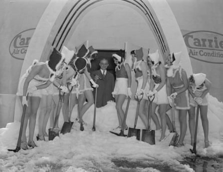 Уиллис Кэрриер демонстрирует кондиционер на Всемирной выставке в Нью-Йорке в 1939 году.