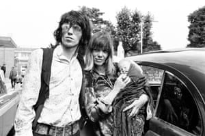 Keith Richards y Anita Pallenberg, con su hijo recién nacido Marlon, Londres, 1969