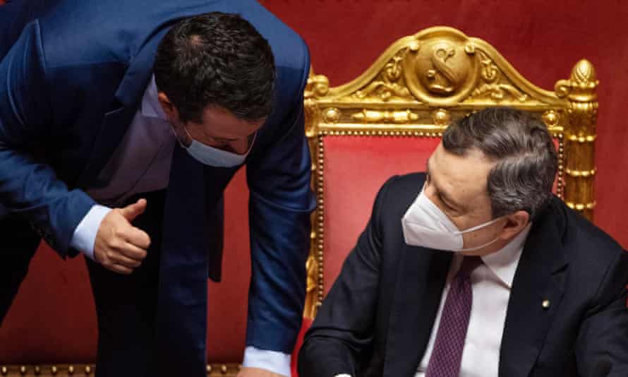 Salvini parla con Mario Draghi al Senato italiano ad aprile