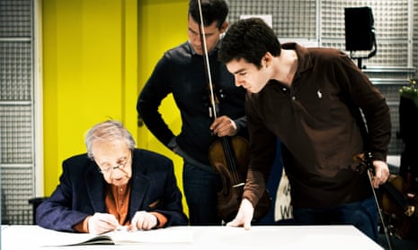 Pierre Boulez working with members of the Diotima Quartet for the revision of the Livre pour Quatuor in 2012.
