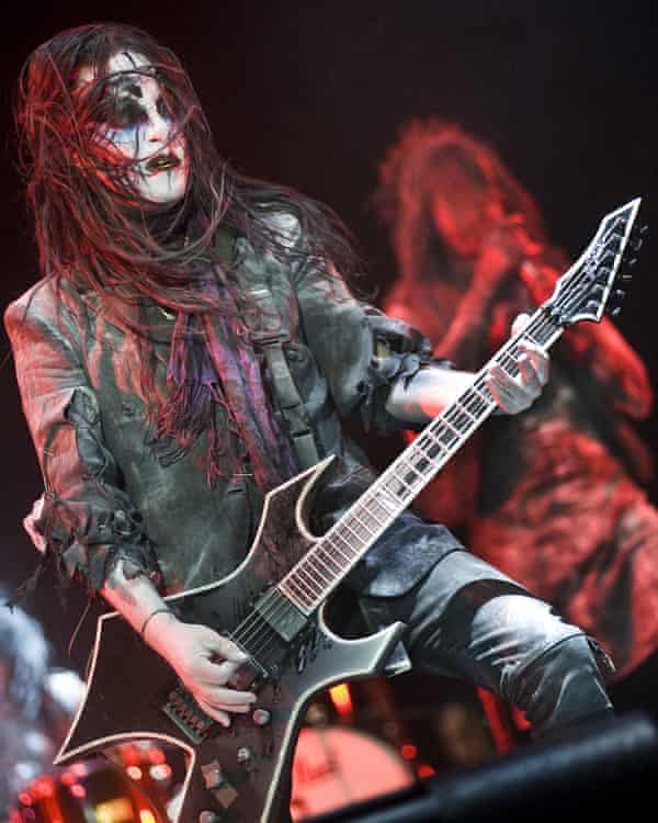 Joet Jordison performing at Ozzfest 2010.