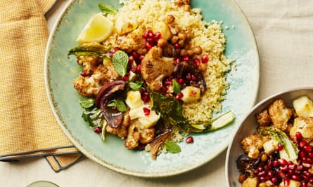 Roasted cauliflower with chickpeas and halloumi
