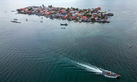 A motorboat near a densely populated island covered in buildings