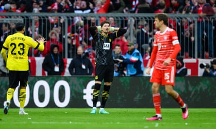 Le gardien de Dortmund, Gregor Kobel, semble découragé après que son propre but ait donné l'avantage au Bayern Munich.