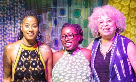 Aja Monet, la metteure en scène de la pièce ;  Nana Darkoa Sekyiamah;  et Angela Davis