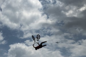 Irek Rizaev del Comité Olímpico Ruso cabalga durante el calentamiento de BMX Freestyle en los Juegos Olímpicos de Tokio.