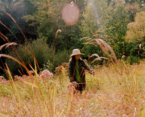 تاما ماتسوكا وونغ تمشي بين زهورها البرية في أواخر الصيف.