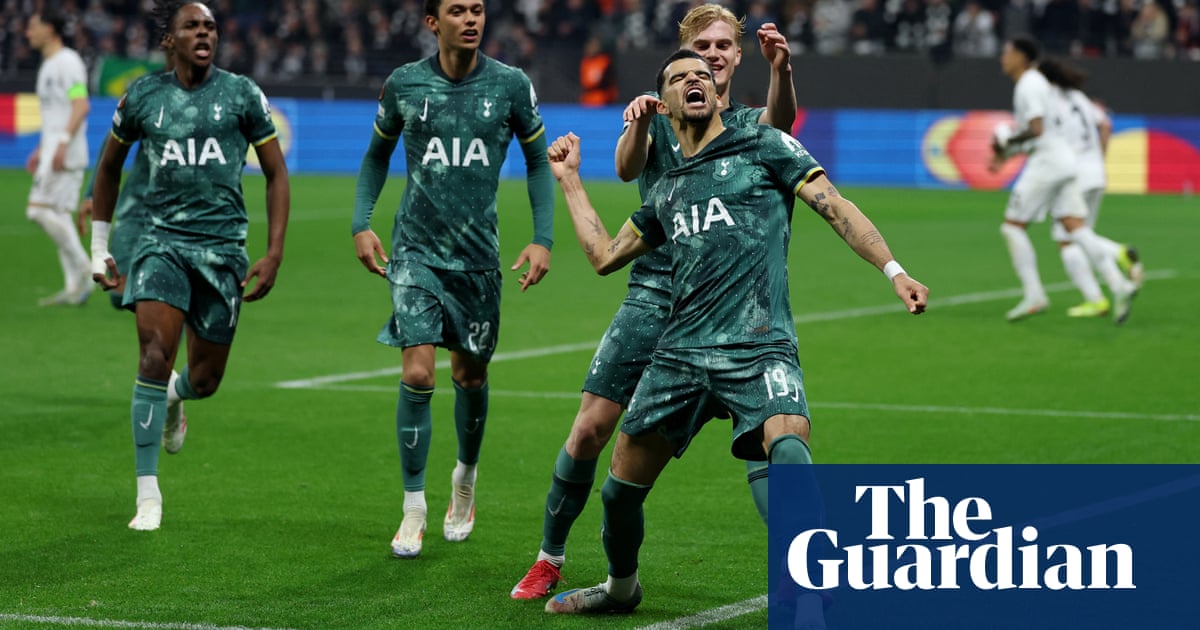 Solanke keeps cool from spot to send Spurs through to Europa League semi-finals