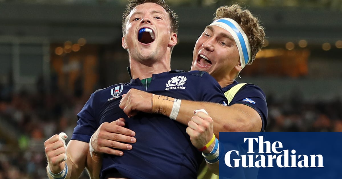 Scotland run in nine tries to hammer Russia and keep World Cup hopes alive