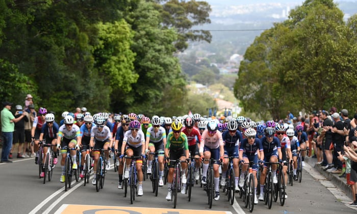 The peloton in the elite women’s road race in Wollongong