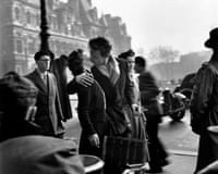 black and white photograph of a couple kissing in Paris