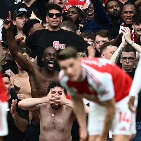 Arsenal fans celebrate their first goal, scored by Viktor Gyökeres.
