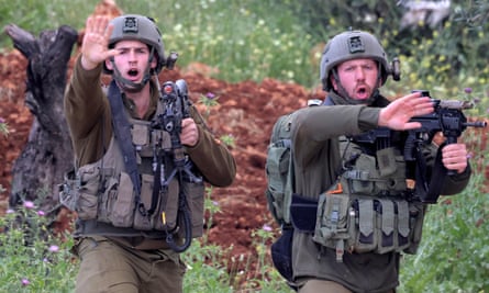 Tentara Israel menyapu daerah selama operasi militer di dekat pemukiman Elon Moreh di Tepi Barat yang diduduki dekat Nablus
