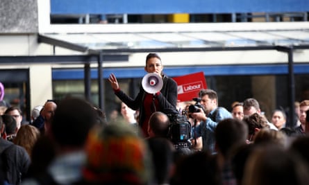Jacindamania Soars Anew As New Zealand Pm Sprinkles Stardust On Rival Jacinda Ardern The Guardian