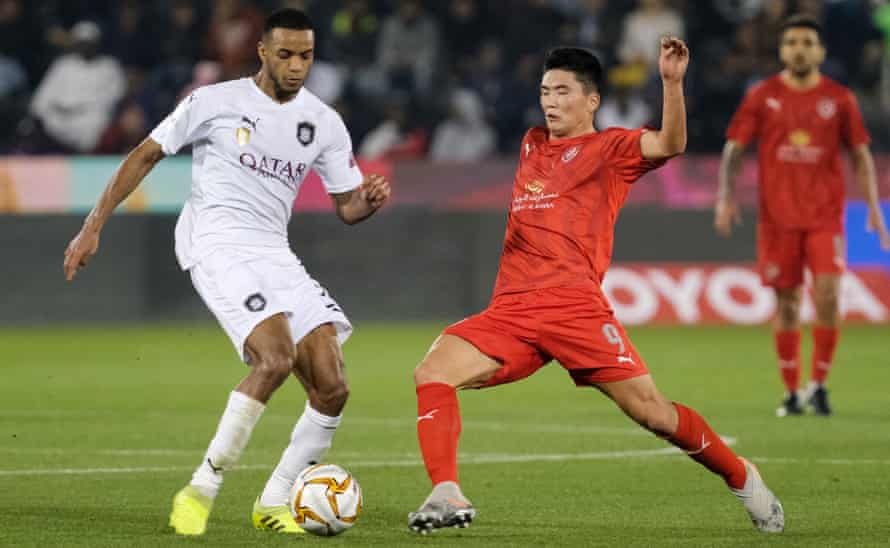 Han Kwang Song (derecha) en el partido Al Duhail vs Al Sadd en enero de 2020