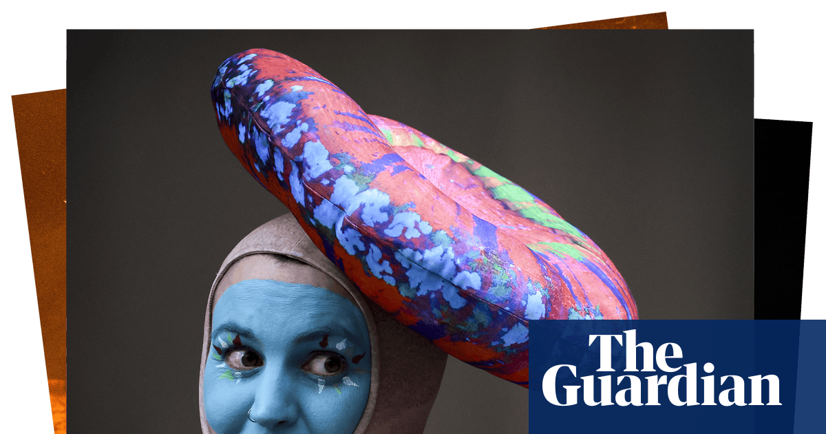 Inflatable bridge and a hot couple: photos of the day – Thursday