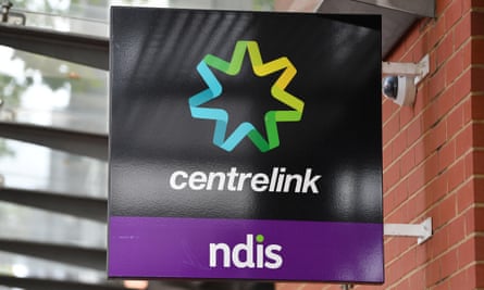 centrelink notices scheme australia pay she labor commission royal into debt hundreds trial thousands issue action class calls demanded wins