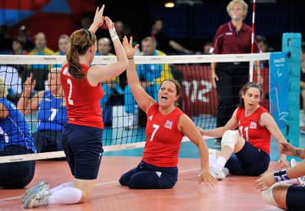 Wright feiert im Trikot mit der Nummer 7, das sie als Hommage an das Datum trug, das ihr Leben veränderte, mit ihren Teamkollegen einen Punkt während eines Volleyballspiels bei den Paralympics 2012 in London.