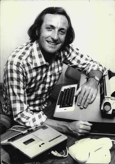 John Pilger at work at the Daily Mirror in 1976.