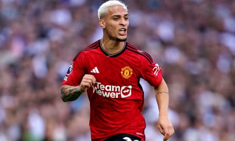 Antony playing for Manchester United