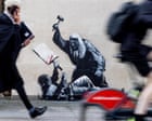 Il dipinto provocatorio di Banksy: un giudice che picchia un manifestante a Londra e il dibattito sulla libertà di espressione