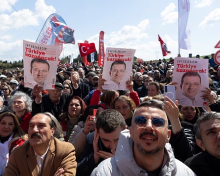 Supporters of Ekrem İmamoğlu at a protest outside the courthouse in Silivri, 11 April 2025.