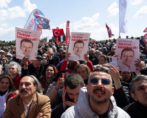 Supporters of Ekrem İmamoğlu at a protest outside the courthouse in Silivri, 11 April 2025.