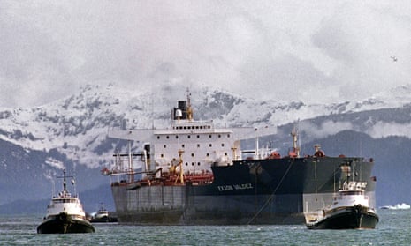 Tugboats tow the oil tanker Exxon Valdez off Bligh Reef in Prince William Sound 05 April 1989