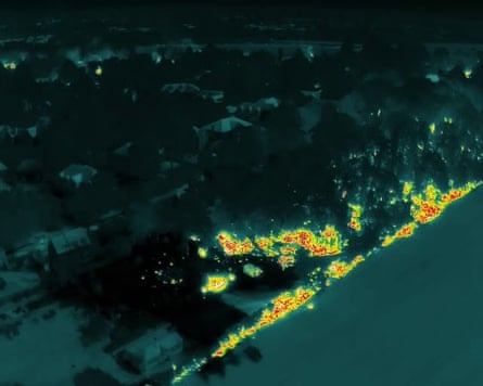 A heat map shows flames threatening to engulf homes