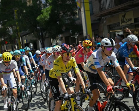 Tour de France 2026: Το τρίτο στάδιο συνεχίζεται χωρίς θαυμαστές εν μέσω απειλής πυρκαγιάς – ζωντανά