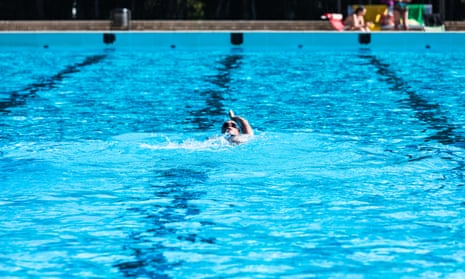 Municipal Swimming Pools Reopen In MadridMADRID, SPAIN - JULY 01: The first bathers swim and stroll around the pool on the day of its reopening on July 01, 2020 in Madrid, Spain. Madrid City Council will reopen the municipal swimming pools from today with limited capacity across two shifts, morning and afternoon. (Photo by David Benito/Getty Images)